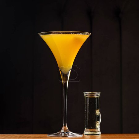Foto de Cóctel de martini pornstar con fruta de la pasión y vodka, servido con vino espumoso en una copa separada. - Imagen libre de derechos