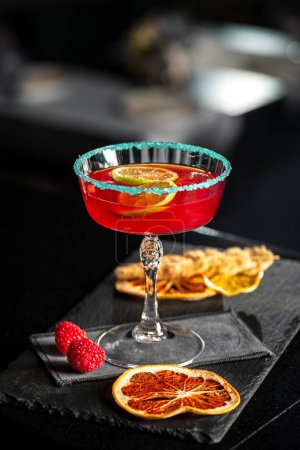 Foto de Rossini italiano cóctel alcohólico rojo con vino espumoso, puré de fresa y hielo en copas de champán, espacio para copiar - Imagen libre de derechos