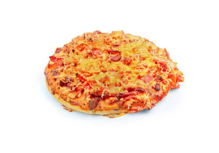 Tiefkühlpizza auf weißem Hintergrund. Halbfertige Pizza isoliert auf weißem Hintergrund. Mit Clipping-Pfad für Design-Menü