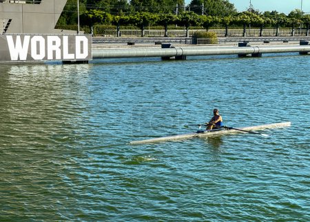 Téléchargez les photos : Middleburg, Pays-Bas - Août 2022 : Formation d'une personne sur un bateau à rames sur le canal qui traverse la ville - en image libre de droit