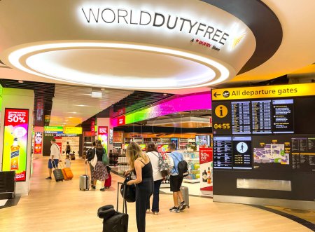 Foto de Londres, Inglaterra - agosto de 2022: Firma encima de la entrada a la tienda libre de impuestos en un aeropuerto. La tienda es operada por Dufry - Imagen libre de derechos