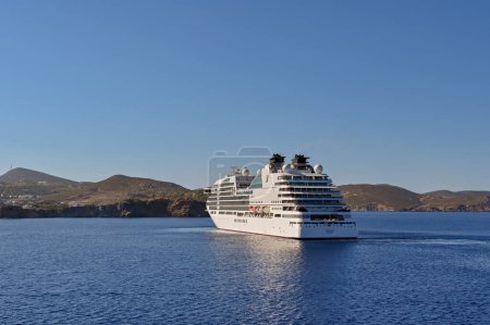 Foto de Patmos, Grecia - Mayo 2022: Crucero de lujo Seabourn Encore girando en la bahía frente a la costa de la isla griega de Patmos - Imagen libre de derechos