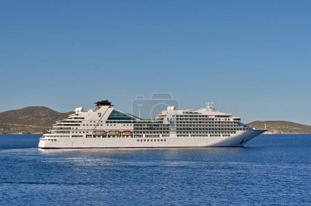 Foto de Patmos, Grecia - Mayo 2022: Crucero de lujo Seabourn Encore saliendo de la costa de la isla griega de Patmos - Imagen libre de derechos
