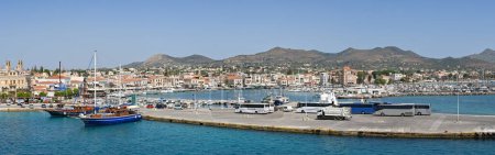 Téléchargez les photos : Aegina, Greece - May 2022: Panoramic view of the quayside on the town's waterfront - en image libre de droit