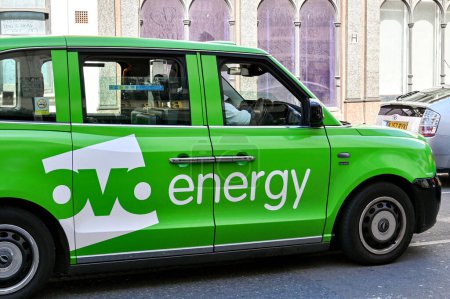 Foto de London, England, UK - June 2022: London taxi cab sponsored by the OVO Energy company - Imagen libre de derechos