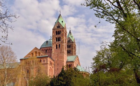 Téléchargez les photos : Speyer, Germany - April 2022: Exterior view of Speyer Cathedral near the town centre - en image libre de droit