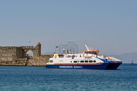 Téléchargez les photos : Rhodes, Greece - May 2022: Ferry leaving the harbour in Rhodes. The service is operate dby Dodekanisos Seaways - en image libre de droit