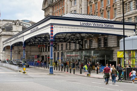 Téléchargez les photos : London, UK - August 2022: People entering and leaving London Victoria railway station - en image libre de droit