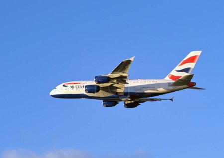 Foto de Londres, Reino Unido - febrero 2023: British Airways Airbus A380 jet (registro G-XLED) en vuelo contra un cielo azul claro - Imagen libre de derechos
