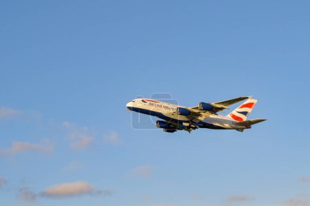 Foto de Londres, Reino Unido - febrero 2023: British Airways Airbus A380 jet (registro G-XLED) escalada después de despegar contra un cielo azul claro - Imagen libre de derechos
