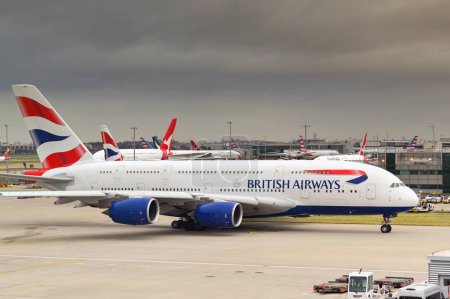 Foto de Londres, Reino Unido - febrero 2023: British Airways Airbus A380 jet (registro G-XLEJ) taxxing for take off - Imagen libre de derechos