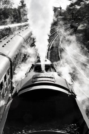 Téléchargez les photos : Bridgnorth, Shropshire, Royaume-Uni - Octobre 2021 : Vue en noir et blanc sur une locomotive vintage sur la Severn Valley Railway alors qu'elle libère de la vapeur de sa chaudière - en image libre de droit