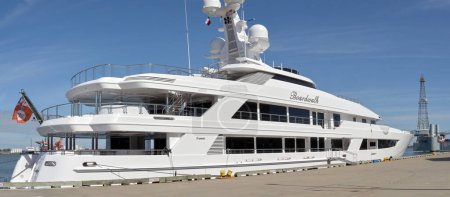 Téléchargez les photos : Galveston, Texas - February 2023: Panoramic view of luxury superyacht Boardwalk owned by Houston-based billionaire Tilman Fertitta. He owns restaurant giant Landry's, the Golden Nugget Hotel and Casino and the Houston Rockets basketball team - en image libre de droit