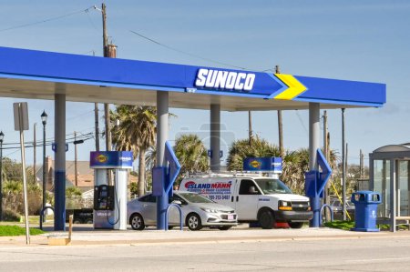 Téléchargez les photos : Galveston, Texas, États-Unis - Février 2023 : Remplissage d'une voiture et d'une fourgonnette dans une station-service en bord de mer. La station-service est exploitée par Sunoco. - en image libre de droit