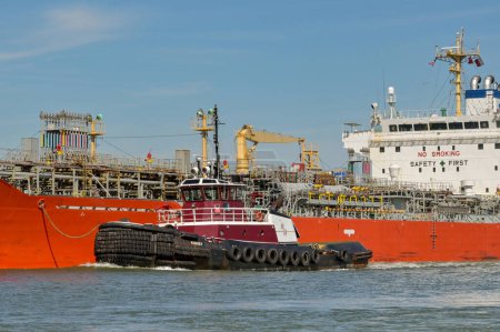 Foto de Galveston, Texas, EE.UU. - Febrero 2023: El buque cisterna Ginga Leopard es escoltado al puerto por el remolcador Audrey - Imagen libre de derechos