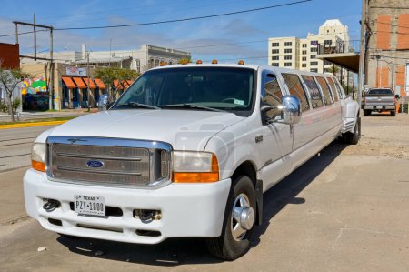 Téléchargez les photos : Galveston, Texas, États-Unis - Février 2023 : Devant une camionnette Ford traînée limousine garée dans une rue de la ville - en image libre de droit