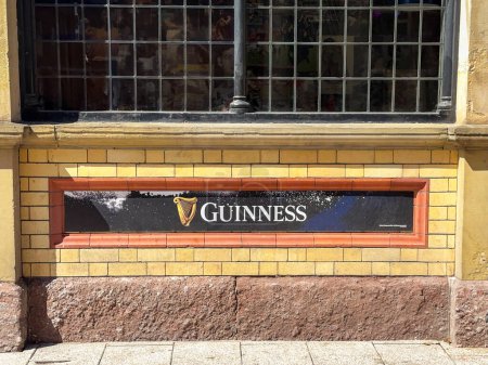 Foto de Cardiff, Gales - abril 2023: Guiness muestra pintada en la pared exterior de uno de los antiguos pubs de la ciudad - Imagen libre de derechos