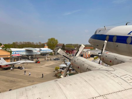 Téléchargez les photos : Speyer, Allemagne - Avril 2022 : Vue sur l'aile d'un avion de tourisme à hélice Vickers Viscount vintage exposé au Musée Technik - en image libre de droit