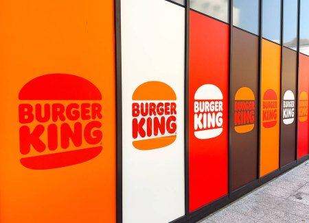 Téléchargez les photos : Cardiff, Pays de Galles - 8 juin 2023 : Logo de la marque sur le côté d'un restaurant Burger King. Pas de peuple. - en image libre de droit