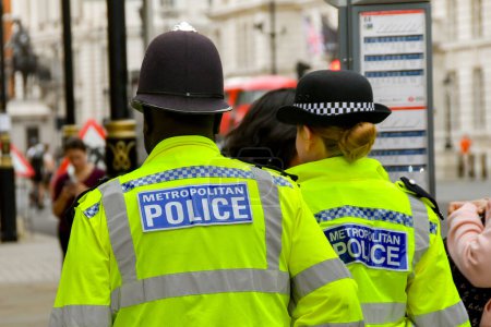 Foto de Londres, Inglaterra, Reino Unido - 27 de junio de 2023: Dos policías de la Policía Metropolitana patrullando en el centro de Londres. - Imagen libre de derechos