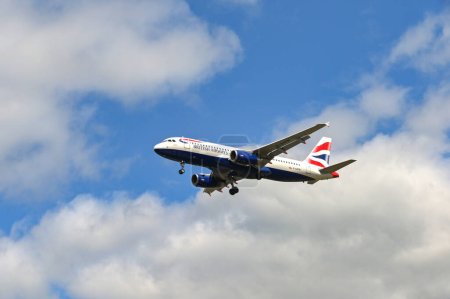 Foto de Londres, Inglaterra, Reino Unido - 1 de agosto de 2023: Airbus A320 operado por British Airways en aproximación final para aterrizar en el aeropuerto de Londres Gatwick. - Imagen libre de derechos