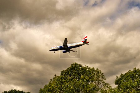 Téléchargez les photos : Londres, Angleterre, Royaume-Uni - 1er août 2023 : Airbus A320 exploité par British Airways en approche finale pour atterrir à l'aéroport de Londres Gatwick. - en image libre de droit