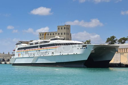 Téléchargez les photos : La Valette, Malte - 6 août 2023 : Bateau de catamaran rapide Jean de la Vallette amarré dans le port de La Valette. - en image libre de droit