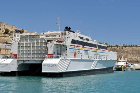 Téléchargez les photos : La Valette, Malte - 6 août 2023 : Vue arrière du catamaran rapide Jean de la Vallette amarré dans le port de La Valette. - en image libre de droit