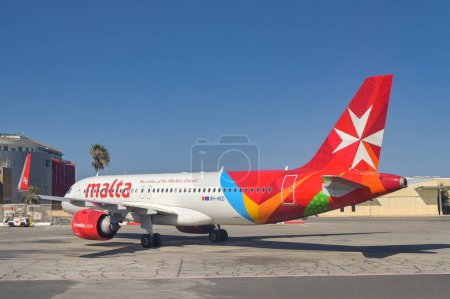Foto de Luqa, Malta - 7 de agosto de 2023: Air Malta Airbus A320 Neo jet estacionado en el aeropuerto internacional de la isla. - Imagen libre de derechos