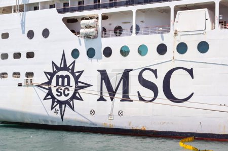 Foto de La Valeta, Malta - 6 de agosto de 2023: Vista lateral de las cubiertas inferiores de un gran crucero operado por MSC Cruises - Imagen libre de derechos