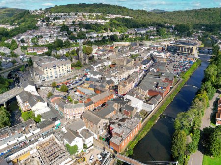 Téléchargez les photos : Pontypridd, Pays de Galles - 12 septembre 2023 : Vue par drone du centre-ville de Pontypridd le long de la rivière Taff. - en image libre de droit
