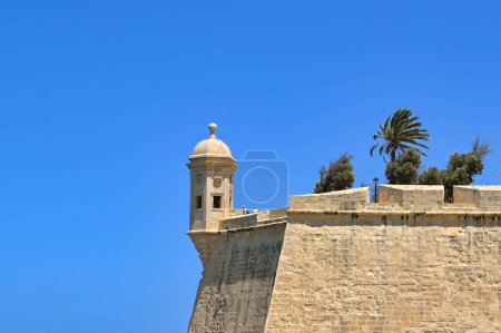 Foto de La Valeta, Malta - 6 de agosto de 2023: Gente en el mirador de La Guardiola en valletta. La torre está al borde de los Jardines Gardjola en Senglea. - Imagen libre de derechos