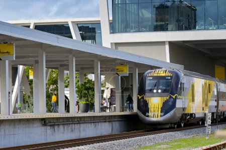 Foto de Fort Lauderdale, Florida, Estados Unidos - 2 de diciembre de 2023: Parada de tren en la estación de Brightline, cerca del centro de la ciudad de Fort Lauderdale - Imagen libre de derechos