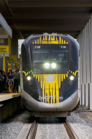 Foto de Fort Lauderdale, Florida, Estados Unidos - 2 de diciembre de 2023: Vista de un tren exprés Brightline que se detiene en la estación de tren de Fort Lauderdale - Imagen libre de derechos