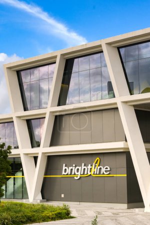 Foto de Fort Lauderdale, Florida, EE.UU. - 2 de diciembre de 2023: Vista exterior de la estación de tren Brightline en Fort Lauderdale - Imagen libre de derechos