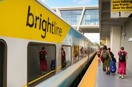 Foto de Fort Lauderdale, Florida, Estados Unidos - 2 de diciembre de 2023: El tren expreso operado por Brightline entre Miami y Orlando se detiene en la estación de tren de Fort lauderdale. - Imagen libre de derechos