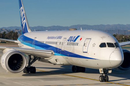 Foto de Los Ángeles, California, EE.UU. - 12 de enero de 2023: Boeing 787 Dreamliner operado por ANA - All Nippon Airways - taxiing for take off at Los Angeles airport. - Imagen libre de derechos