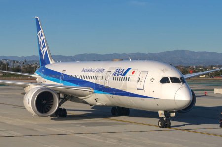 Foto de Los Ángeles, California, EE.UU. - 12 de enero de 2023: Boeing 787 Dreamliner operado por ANA - All Nippon Airways - taxiing for take off at Los Angeles airport. - Imagen libre de derechos