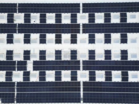 Téléchargez les photos : Pontyclun, Pays de Galles, Royaume-Uni - 11 février 2024 : Vue aérienne des panneaux solaires sur le toit d'un nouveau supermarché de Sainsbury - en image libre de droit