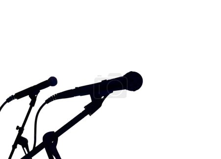 Silhouette de deux microphones sur pieds isolés sur fond blanc. Pas de gens. Concept de musique et divertissement.