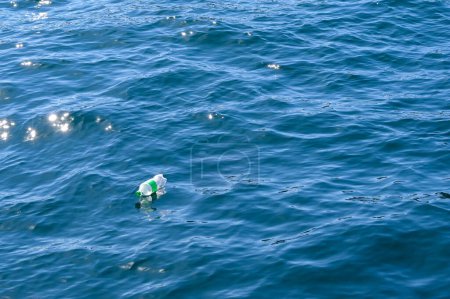 Bouteille d'eau en plastique vide flottant en mer