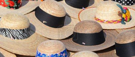 Téléchargez les photos : Sélection de chapeaux de soleil en vente dans un pays tropical - en image libre de droit