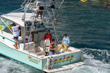 Téléchargez les photos : Cabo San Lucas, Mexique - 14 janvier 2024 : Des personnes à l'arrière d'un bateau de pêche quittant le port de Cabo San Lucas pour une excursion de pêche sur l'océan Pacifique. - en image libre de droit