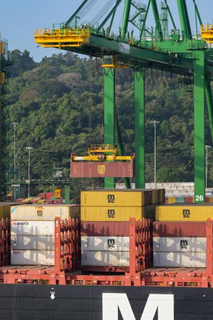 Foto de Ciudad de Panamá, Panamá - 23 de enero de 2024: Grúa levantando un contenedor de un buque portacontenedores MSC atracado en el puerto de Ciudad de Panamá - Imagen libre de derechos