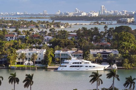 Foto de Miami, Florida, EE.UU. - 27 de enero de 2024: Yate de lujo Nin Lu amarrado junto a casas de lujo en el paseo marítimo de Miami - Imagen libre de derechos