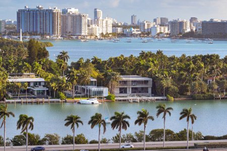 Foto de Miami, Florida, EE.UU. - 27 de enero de 2024: Casas de lujo en el paseo marítimo de Miami - Imagen libre de derechos