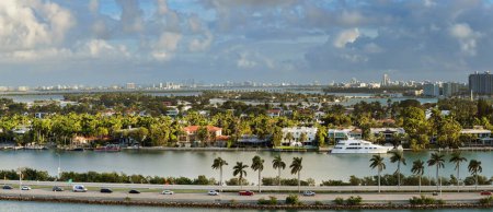 Foto de Miami, Florida, EE.UU. - 27 de enero de 2024: Vista panorámica de las casas de lujo en el paseo marítimo de Miami - Imagen libre de derechos