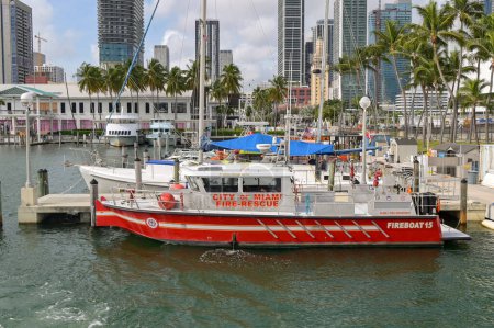 Foto de Miami, Florida, EE.UU. - 1 de diciembre de 2023: Barco rápido del departamento de Bomberos y Rescate de la Ciudad de Miami - Imagen libre de derechos