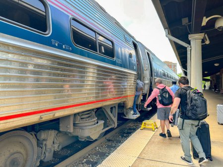 Téléchargez les photos : Alexandria, Washington DC, États-Unis - 1er mai 2024 : Personnes embarquant dans un train express régional du Nord-Est à l'un des quais de la gare de la ville. - en image libre de droit