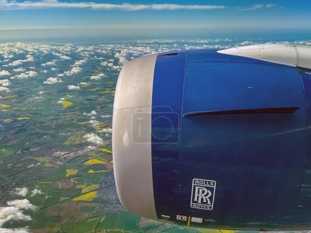 Foto de En ruta de Estados Unidos a Reino Unido - 4 de mayo de 2024: Rolls Royce turbofan jet engine on an airliner flying over land - Imagen libre de derechos